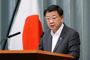 Главният секретар на японския кабинет Хироказу Мацуно говори по време на пресконференция в Токио на 13 юни. (Kyodo News/Sipa USA)