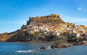 Сардиния е вторият по големина остров в Средиземно море и отдавна се смята за природно бижу с богата културна история (на снимката е крайбрежният град Кастелсардо)