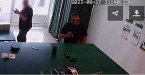 
Агенцията публикува снимки и видеоматериали, на които се вижда как Циганенко пътува с Вовк в колата си, как получава фалшиви регистрационни номера за автомобила, как влиза и излиза от Русия