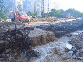 Най-опасна е ситуацията по долината на река Стряма. Там има скъсана дига, съобщи за bTV кметът на Oбщина Kарлово Емил Кабаиванов.