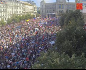 Десетки хиляди демонстранти се събират на протест срещу правителството на Вацлавския площад в Прага, Чехия, 3 септември 2022 г. © AP / Petr David Josek