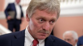 
В тази ситуация Русия "все още успява да поддържа макроикономическа стабилност. За да постигнем това, се работи много интензивно, внимателно и последователно", отбеляза Песков.