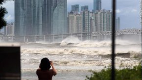 При преминаването на тайфуна Хинамнор на 6 септември 2022 г. в южнокорейския пристанищен град Пусан се появиха бурни вълни.