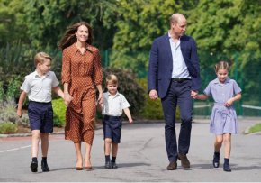    Принц Уилиам и съпругата му Кейт лично отведоха децата си: Джордж, Шарлот и Луи на първия им учебен ден за тази година. 