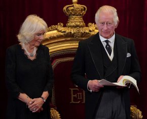 Крал Чарлз и Камила присъстваха на втората част от церемонията по обявяването. (Джонатан Брейди/Училище/AP)