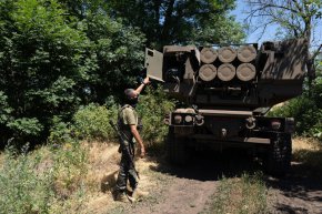 Командир на подразделение показва ракетите на машина HIMARS в Източна Украйна на 1 юли (Анастасия Власова/The Washington Post/Getty Images)