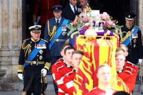 При безпрецедентни мерки за сигурност протeчe погребението на кралица Елизабет II, събрало в Лондон 500 световни лидери и монарси, 2000 гости, приятели, роднини и стотици хиляди по улиците на Лондон