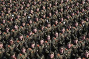 Репетиции за военния парад по случай Деня на победата на Червения площад на полигона "Алабино" в Москва, Русия, на 18 април. (Павел Павлов/Anadolu Agency/Getty Images)