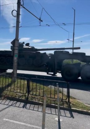 Очевидец сподели във ФБ видео с танково шествие по никое време в Сливен, като хората се питат какво се случва в града. 