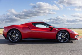 Първият хибрид с V6 среден двигател на Ferrari, 296 GTB, получи престижната награда "Мечта за автомобил на годината" по време на The Motor Awards 2022 на Лондон Бридж в офиса на News UK.