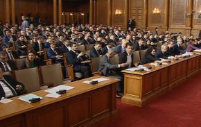 
"Трябваше да вземете думата на преждеговорящия, защото каза нещо, което не съм казал", обърна се Йордан Цонев към председателя на парламента.
