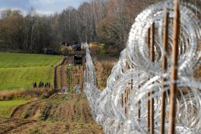 Войници строят ограда от бръснач на границата на Полша с Калининград близо до Болчи, Полша, на 3 ноември. (Arkadiusz Stankiewicz/Agencja Wyborcza. pl/Reuters)