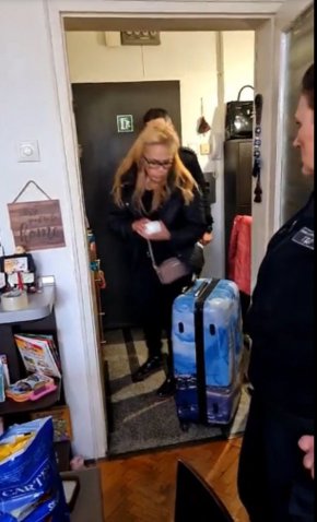 
Във видеото се вижда как бива изведена от дома си от полиция и качена в син бус. Малкото ѝ бебче остава на грижите на баба си, засега.
