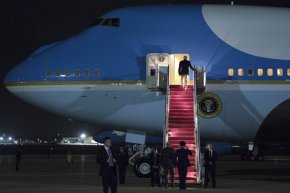 Президентът Джо Байдън се качва на борда на Air Force One във военновъздушната база Андрюс, щата Мисури, на 10 ноември, на път за Шарм ел Шейх, Египет, за участие в COP 27. (Jess Rapfogel/AP)