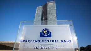 Рисковете за финансовата система на Европа се увеличават поради потенциално токсична комбинация от рецесия, растяща инфлация, затягане на финансовите условия и по-ниска ликвидност, предупреди в сряда централната банка.
