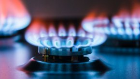 Европейската комисия предлага корекционен пазарен механизъм за таван за цените на газа, който да продължи максимум една година. Предложението е било оповестено вчера на среща с посланиците на страните-членки на ЕС