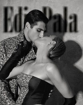
Тези дни актрисата Койна Русева фрапира обществото с изключително смел кадър от фотосесия. На него тя позира с младия си колега Петър Дочев, а той е чисто гол. 