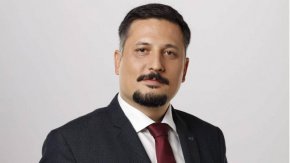 
Районен кмет в София на БСП се обяви против връщането на хартиената бюлетина, инициирано от БСП чрез промени в Изборния кодекс. Той е Делян Георгиев, кмет на "Изгрев".