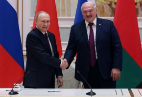 Владимир Путин и президентът на Беларус Александър Лукашенко се ръкуват преди пресконференция в Минск в понеделник. (Stringer/Getty Images)