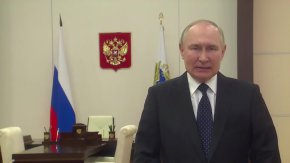Руският президент Владимир Путин нарежда на службите за сигурност ФСБ да засилят наблюдението на руснаците и границите в това видеопослание, излъчено на 20 декември. (KREMLIN. RU/Reuters)