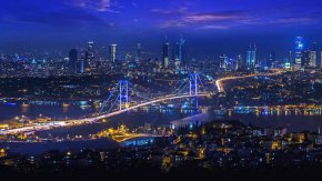 
Представителите на туристическия бизнес в Турция по-рано се обявиха срещу въвеждането на тази такса с мотива, че това ще отслаби конкурентната позиция, която държавата има и в която, за разлика от други страни, досега не се плащаше туристическа такса.