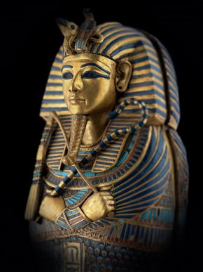 „Тутанкамон: последната изложба“ дебютира по Viasat History на 8 януари от 22ч. На 26 ноември 1922 г., след като пробива малка дупка в мазилката над подземен вход, британският археолог и египтолог Хауърд Картър за пръв път вижда погребалната камера в гробницата на фараона Тутанкамон.