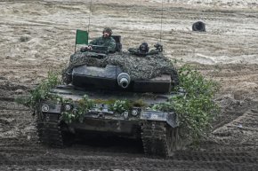 

Полски военни управляват танк "Леопард" по време на демонстрация на бойна стрелба на полигона в Нова Деба през септември 2022 г. (Омар Маркес/Getty Images)
