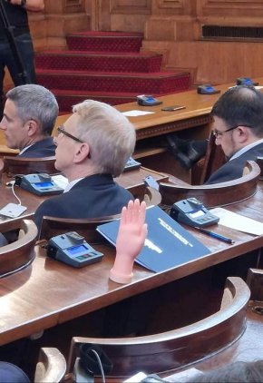
Изкуствена ръка маха за сбогом от мястото на Бойко Рашков в парламента