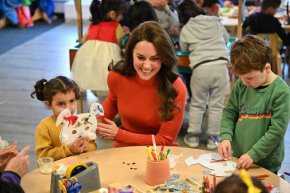Кейт Мидълтън беше усмихната, докато се срещаше с деца в детска градина в Бедфордшир ( Снимка:
PA)