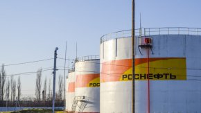 На 5 декември ЕС, страните от Г-7 и Австралия въведоха забрана за износ на руски нефт по море, както и ценови таван от 60 долара за барел. Друго ембарго, забраняващо почти целия внос на руски петролни продукти, влиза в сила на 5 февруари.