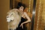 Кайли Дженър  дефилира с  лъвска глава  в Париж
