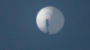 
В четвъртък Пентагонът заяви, че е открил шпионски балон над северната част на САЩ през изминалия ден. Последното потвърдено наблюдение на обекта е било в Билингс, Монтана, а настоящото му местоположение остава неизвестно.