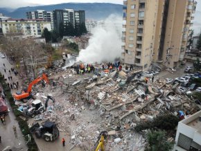 
Въздушен изглед на отломки, докато спасителите провеждат издирвателни и спасителни операции в срутена сграда в Османие, Турция, на 6 февруари. (Muzaffer Cagliyaner/Anadolu Agency/Getty Images)