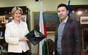 Днес, на церемонията в Музея на спорта, статуетката бе връчена от служебния спортен министър Весела Лечева.