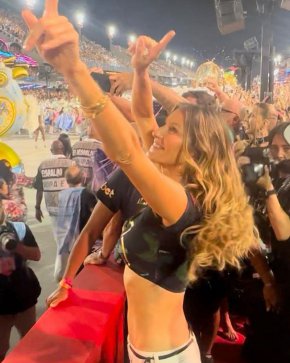 42-годишният супермодел, автор, майка и предприемач сподели кадри от улиците на Рио де Жанейро по време на световноизвестния карнавал в града. Красавицата сподели и стори, от което става ясно, че е доста добра в бързите танци тип самба. 