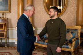Крал Чарлз III разговаря с украинския президент Володимир Зеленски в Бъкингамския дворец в Лондон на 8 февруари.