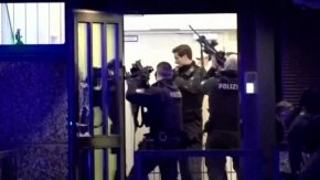 Германският канцлер Олаф Шолц осъди нападението в религиозния център на "Свидетелите на Йехова" в Хамбург и я определи като "жесток акт на насилие".