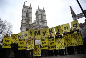 
Протестиращи срещу монархическата институция и искащи въвеждането на републикански режим излязоха по улиците на Лондон
