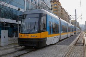От днес в София тръгнаха първите 14 от обща поредна доставка на 29 нови нископодови трамвая, които ще обслужват линиите № 4, 5 и 18 на Столичния градски транспорт.