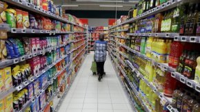 Най-голям дял от 40,7% заявяват, че най-често пазаруват хранителни стоки в малки бакалии и квартални магазини. 31,1% казват, че закупуват основното от големите търговски вериги и хипермаркети.