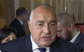 Според него Атанасов е споменал името му 60 пъти в ефира на "Здравей, България". "Безотговорно към парламента е Лена Бориславова да се откаже от депутатското си място", смята Борисов.