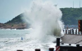 Вълни, предизвикани от тайфуна Хинамнор, се разбиват по крайбрежието на Циндао, Китай, този месец