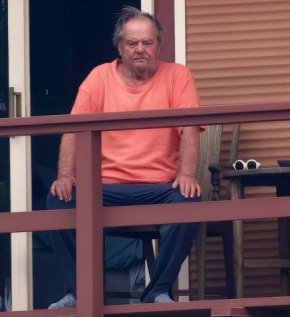  Никълсън е бил заснет да се наслаждава на чистия въздух с изглед към язовира Франклин Каньон. Той носеше свободно прилепнала бледооранжева риза и торбести потници, облегнат на парапета на балкона по време на свежата сутрешна разходка. 