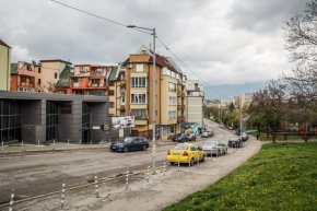 Предвидени са обходни маршрути за автобус №72 по ул. Иван Щерев и по ул. Слатинска, като ще се осигурява достъп на живущите и работещите в зоната”, съобщи кметът Фандъкова. 