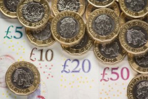 Доходите на домакинствата в Обединеното кралство са изправени пред най-бързия спад от повече от десетилетие, тъй като заплатите изостават от спираловидната инфлация, а семействата се борят да плащат сметките си, съобщи Службата за национална статистика (ONS).
