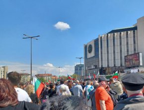 
В София старт на събитието беше даден от Националния дворец на културата. С възгласи: "Да живее България!" участниците в петия поред Поход за мир и неутралитет започнаха да се събират още преди 14:00 часа. 