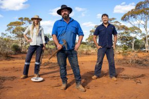 Във всеки от шестте епизода екипът пътува до най-суровите краища на Австралия, за да помогне на шест затънали бизнеса да излязат на прав път