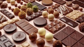 
Шоколадът съществува от 1100 г. пр.н.е., когато ацтеките и други мезоамерикански народи започват да приготвят шоколадови напитки