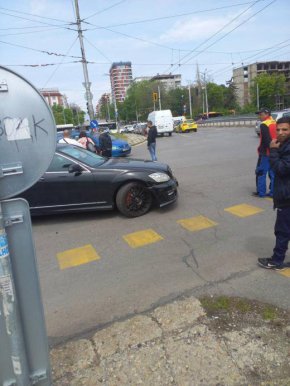 Лек автомобил удари жена с колело на кръстовището на булевард "Сливница" и улица "Опълченска" в София