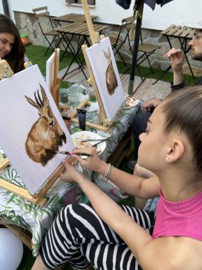     Деца и възрастни рисуват пейзажи 